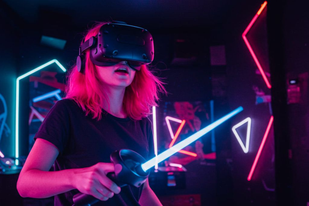 VR-GAMER WOMAN